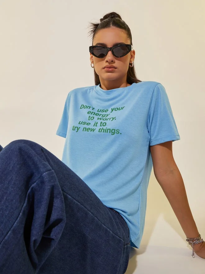 تايك تو تيشيرت برقبة دائرية بطبعة شعار خذ اثنين